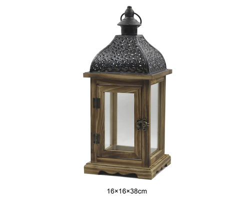 Lanterne brune en bois avec toit en métal sombre et vitres en verre, 16 par 16 par 38 centimètres.