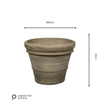 Runder Pflanzkübel aus Keramik mit horizontalen Rillen, Durchmesser 60 Zentimeter, Höhe 50 Zentimeter, passion for pottery Logo