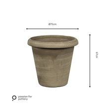Runder Pflanztopf mit einem Durchmesser von 75 Zentimeter und einer Höhe von 67 Zentimeter, passion for pottery Logo.