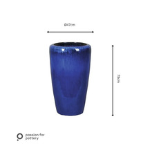 Pot de fleurs bleu en céramique, diamètre 47 centimètres, hauteur 78 centimètres. Logo Passion for pottery.