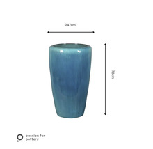 Pot de fleurs haut et cylindrique en céramique bleue, diamètre 47 centimètres, hauteur 78 centimètres. Logo passion for pottery.