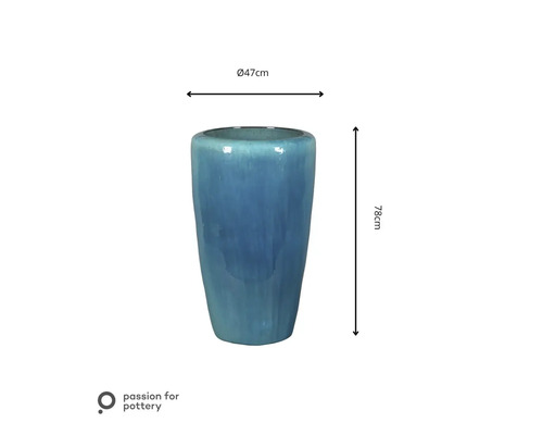 Pot de fleurs haut et cylindrique en céramique bleue, diamètre 47 centimètres, hauteur 78 centimètres. Logo passion for pottery.