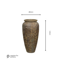 Grand vase rustique en céramique avec surface structurée, diamètre 63 centimètres, hauteur 123 centimètres, passion for pottery Logo.