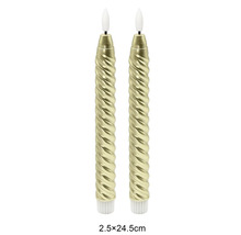 Zwei goldene LED-Stabkerzen in gedrehter Optik, Größe 2,5 mal 24,5 Zentimeter.