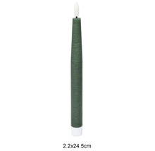 Grüne LED-Stabkerze aus Wachs mit realistischer Flamme, Maße 2,2 mal 24,5 Zentimeter.