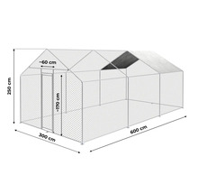 Enclos pour poules en grillage, dimensions 600 par 300 par 250 centimètres, avec porte et couverture de toit partielle.