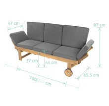 Garten-Loungesofa aus Holz mit grauen Polstern und Rollen. Maße: Breite 180 bis 202 Zentimeter, Tiefe 65,5 Zentimeter, Höhe 87 Zentimeter.
