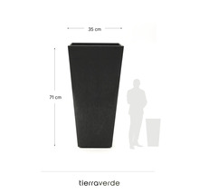 Pot de fleurs Tierra Verde noir, carré et haut, 35 centimètres de large et 71 centimètres de haut, avec comparaison de taille.