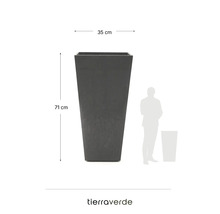 Jardinière carrée haute gris foncé, 71 centimètres de hauteur et 35 centimètres de largeur, avec comparaison d'échelle humaine. tierraverde Logo.