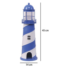 Phare décoratif en métal bleu et blanc avec motif en spirale, hauteur 45 centimètres, largeur 14 centimètres.