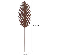 Piquet de jardin en forme de feuille en métal aspect rouille, hauteur 109 centimètres, largeur 16 centimètres.