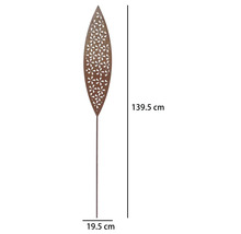 Piquet de jardin en métal aspect rouille, en forme de feuille avec motif perforé, hauteur 139,5 centimètres, largeur 19,5 centimètres.