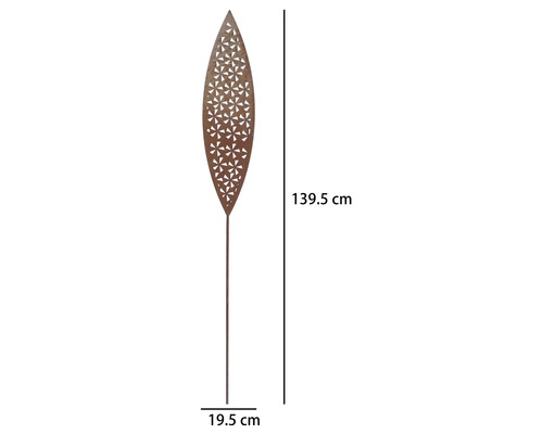 Piquet de jardin en métal aspect rouille, en forme de feuille avec motif perforé, hauteur 139,5 centimètres, largeur 19,5 centimètres.
