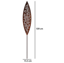 Tuteur de jardin feuille en métal aspect rouillé avec motif ajouré, hauteur 109 centimètres, largeur 15,5 centimètres.