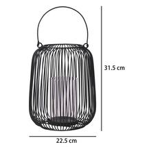 Lanterne en fil métallique noir avec insert en verre et poignée, hauteur 31,5 centimètres, largeur 22,5 centimètres.