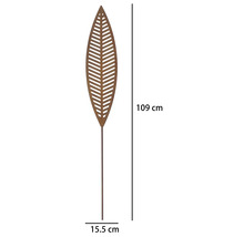Piquet de jardin en forme de feuille en métal aspect rouille, hauteur 109 centimètres, largeur 15,5 centimètres.