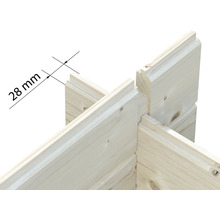 Gros plan d'un assemblage d'angle de madriers en bois avec une épaisseur de paroi de 28 millimètres.