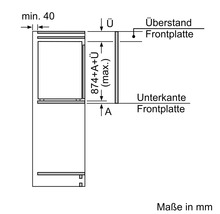 Dessin technique avec les dimensions d'installation pour un réfrigérateur dans une armoire de cuisine avec façade en millimètres.