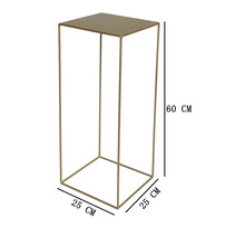 Quadratische Blumenständer Säule aus Metall mit 25 mal 25 Zentimeter Grundfläche und 60 Zentimeter Höhe