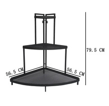 Étagère d angle en métal avec deux tablettes et des dimensions de 56,5 centimètres par 56,5 centimètres par 79,5 centimètres.