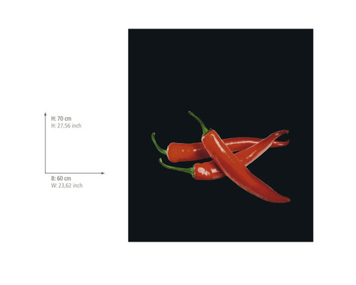 Drei rote Chilischoten auf schwarzem Hintergrund