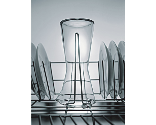 Verre transparent et assiettes dans un égouttoir