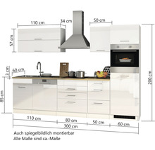 Cuisine équipée avec évier, lave-vaisselle, tiroirs, plaque de cuisson, hotte aspirante et four encastrable avec éléments hauts et indications de dimensions