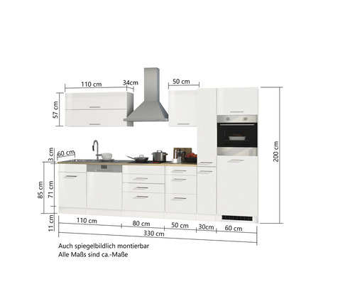 Cuisine équipée avec évier, lave-vaisselle, plaque de cuisson, hotte aspirante, meubles hauts et four encastrable