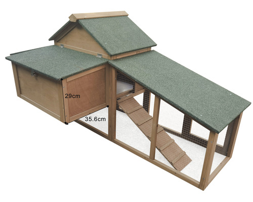 Hühnerstall mit grünem Dach und Gehege