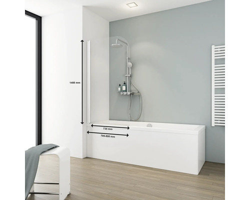 Modernes Badezimmer mit Badewanne, Duschabtrennung und Armaturen mit Maßangaben.