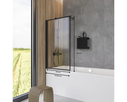 Badezimmer mit Badewanne, Duschwand aus Glas, Duschkopf und Wandregal